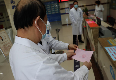 “红包”秒变住院费，北京军海中医医院田士英主任巧退患者万元红包